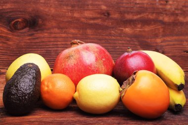 Organik meyve çeşitli ahşap üzerine.