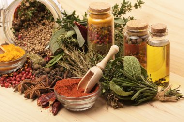 Ahşap arka planda çeşitli baharatlar.