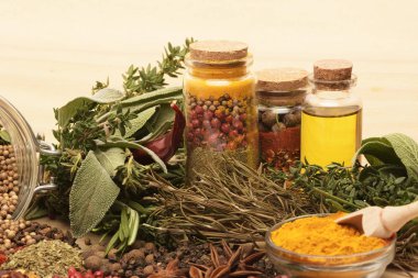 Ahşap arka planda çeşitli baharatlar.