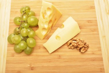ahşap tahta üzerinde peynir