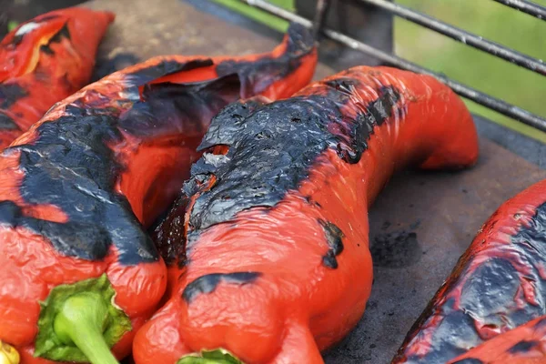 Rode paprika op grill — Stockfoto