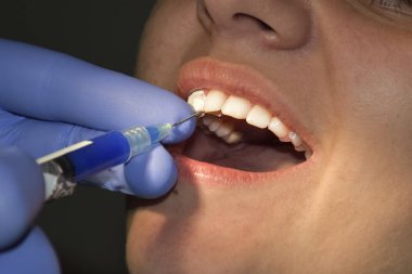 diş hekimi hastalar diş diş Kliniği, parlak bir ışık altında diş hekimleri sandalyede incelenmesi