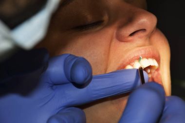 diş hekimi hastalar diş diş Kliniği, parlak bir ışık altında diş hekimleri sandalyede incelenmesi