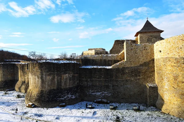 Fortaleza del Trono en Suceava. La antigua fortaleza del siglo XIV construida por Pedro I Musat. La fortaleza fue el fortalecimiento de Moldavia contra la invasión otomana . —  Fotos de Stock