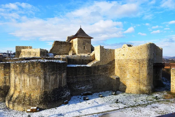 Fortaleza del Trono en Suceava. La antigua fortaleza del siglo XIV construida por Pedro I Musat. La fortaleza fue el fortalecimiento de Moldavia contra la invasión otomana . —  Fotos de Stock