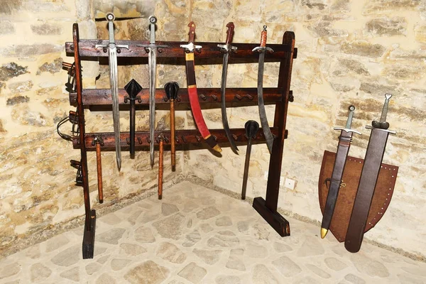 A arma antiga. Mace, espada e outras armas medievais . — Fotografia de Stock