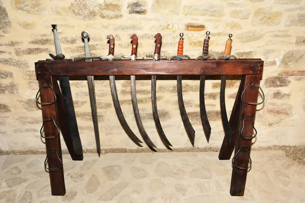 A arma antiga. Mace, espada e outras armas medievais . — Fotografia de Stock