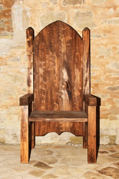 Um grande corte de madeira bela cadeira de braço — Fotografia de Stock