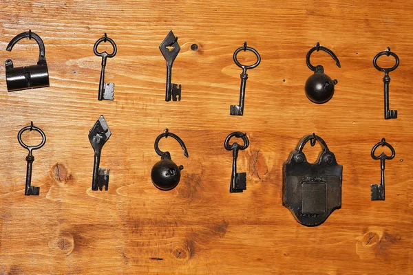 Vintage nycklar och lås. Öppna och stängda hänglås. — Stockfoto