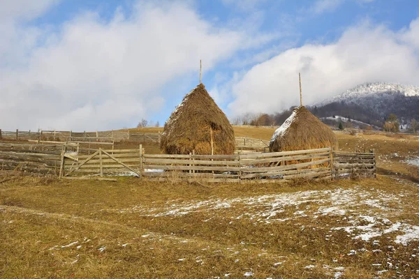 September landelijke scène in de Karpaten. Authentiek dorp — Stockfoto