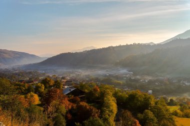 Yaz dağ manzarası, Transilvanya, Romanya ile renkli günbatımı