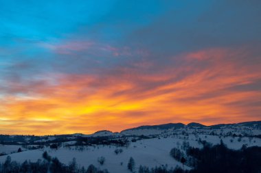 Ateşli turuncu günbatımı gökyüzü. Güzel gökyüzü.