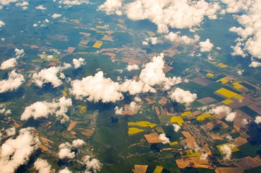 Bulutların üzerinde Köyü manzara havadan görünümü 