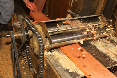 Marangoz ahşap arka planda uçakla çalışıyor.