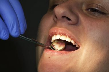 diş hekimi hastalar diş diş Kliniği, parlak bir ışık altında diş hekimleri sandalyede incelenmesi