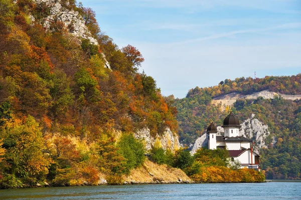 Klooster van Mraconia, Donau, Roemenië. — Stockfoto