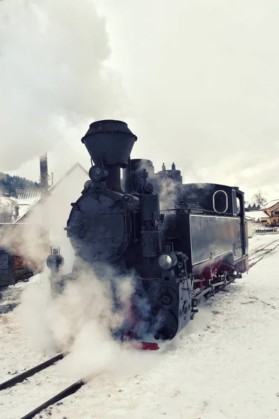 Ejecución de la locomotora de leña de Mocanita (Bucovina, Rumania ). — Foto de Stock