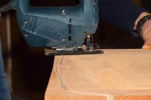 Carpintero trabajando con plano sobre fondo de madera — Foto de Stock