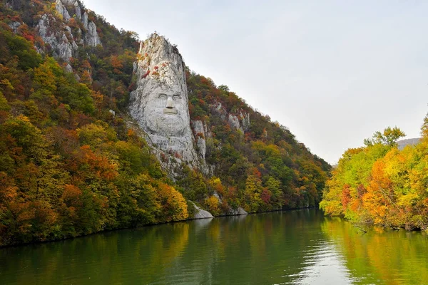 Cabeça de Decebal esculpida em rocha, Gargantas do Danúbio, Romênia, paisagem de outono Imagens De Bancos De Imagens Sem Royalties