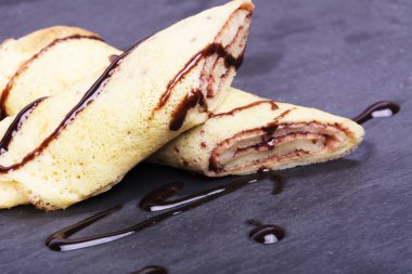 Trabzon hurması meyve ahşap üzerine