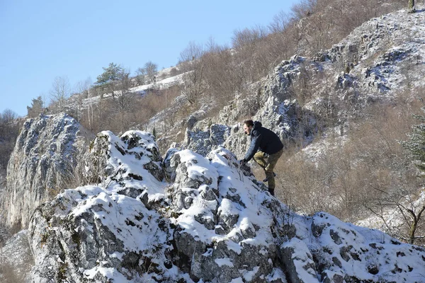 Joven Escalada Roca Invierno —  Fotos de Stock