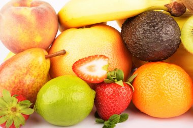 Beyaza izole edilmiş egzotik meyve çeşitleri