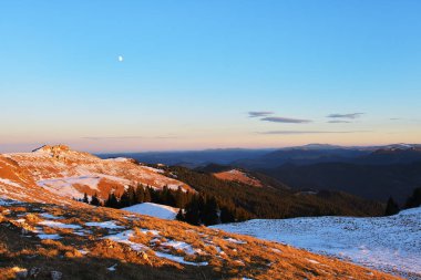 Gün batımında dağ zirvesi