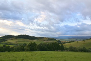 Dağ vadi yeşil tepelerde. Bahar manzara
