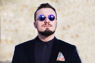 genç yakışıklı çekici sakallı model adam kentsel bağlamda