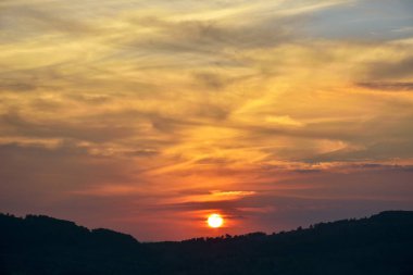 Dağ Vadisi parlak gündoğumu sırasında. Güzel doğal peyzaj