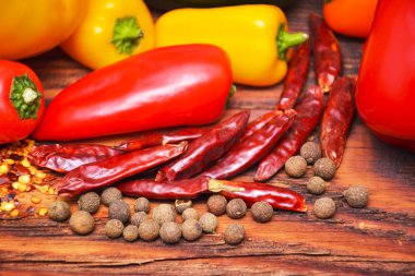 Ahşap arka planda çeşitli baharatlar.