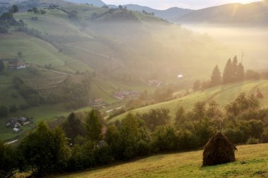 Dağ Vadisi parlak gündoğumu sırasında. Güzel doğal peyzaj