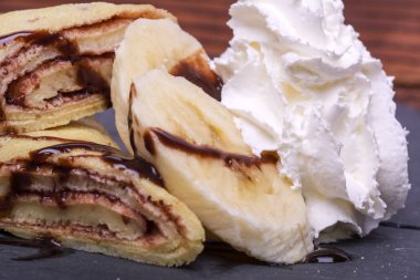 Krep muz ve çikolata yuvarlak kayrak stand ile