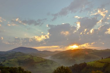 Dağ Vadisi parlak gündoğumu sırasında. Güzel doğal peyzaj