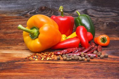 Ahşap arka planda çeşitli baharatlar.