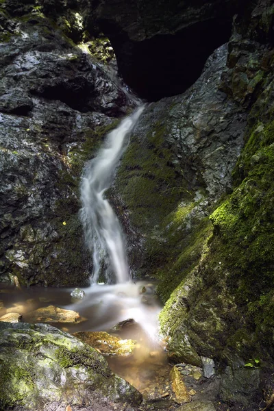 Hluboký Lesní Vodopád — Stock fotografie