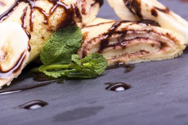 Krep muz ve çikolata yuvarlak kayrak stand ile