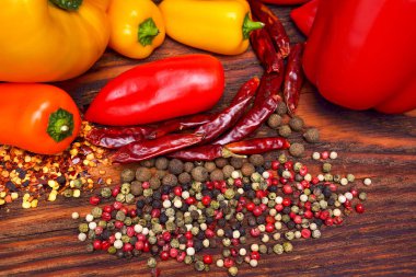 Ahşap arka planda çeşitli baharatlar.