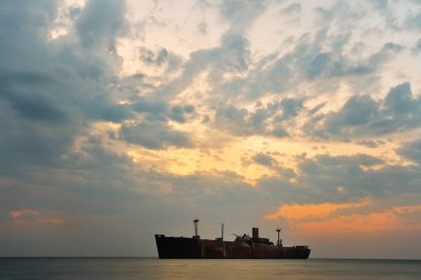 Güzel gündoğumu deniz manzarası ile bir gemi enkazı Costinesti, uzun yakınındaki Black Sea shore üzerinde maruz