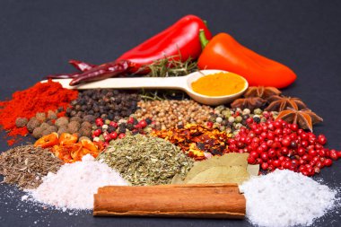 Ahşap arka planda çeşitli baharatlar.