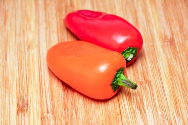 ahşap arka plan üzerinde renkli biber