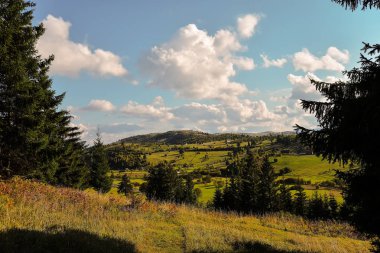 Bir Romen köyünün dağlık tepelerinde akşam ve gün batımı