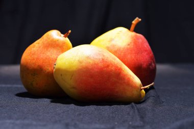 Karanlık bir arka plan üzerinde taze armut. Seçici odak