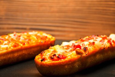Közlenmiş domates, mozzarella peyniri ve otlar ile İtalyan bruschetta