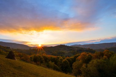 Doğal Günbatımı Saha ya da Meadow 'da. Parlak Dramatik Gökyüzü ve Karanlık Yer. Sunset Dawn Sunrise 'da Renkli Gökyüzü Altında Kırsal Manzara. Sun Over Skyline, Horizon. Sıcak Renkler.
