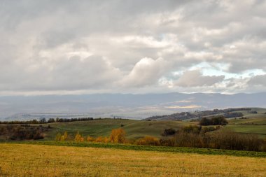 Doğal Günbatımı Saha ya da Meadow 'da. Parlak Dramatik Gökyüzü ve Karanlık Yer. Sunset Dawn Sunrise 'da Renkli Gökyüzü Altında Kırsal Manzara. Sun Over Skyline, Horizon. Sıcak Renkler.