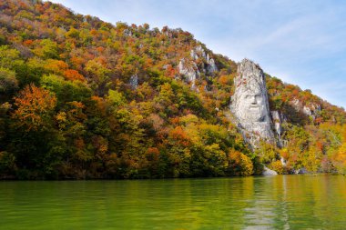 Orsova şehri bulunan Decebalus rock heykeli