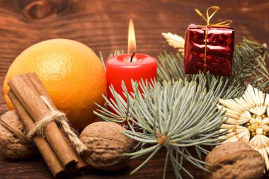 Noel dekorasyon ve süsleme ahşap arka plan üzerinde