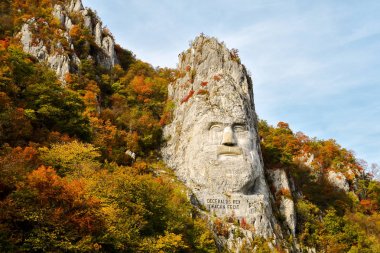Orsova şehri bulunan Decebalus rock heykeli