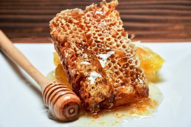 Taze peteğin ve ahşap bir masa üzerine dökerek bal ile ahşap Kepçe